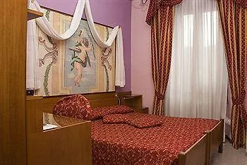 La Bussola Hotell 3*